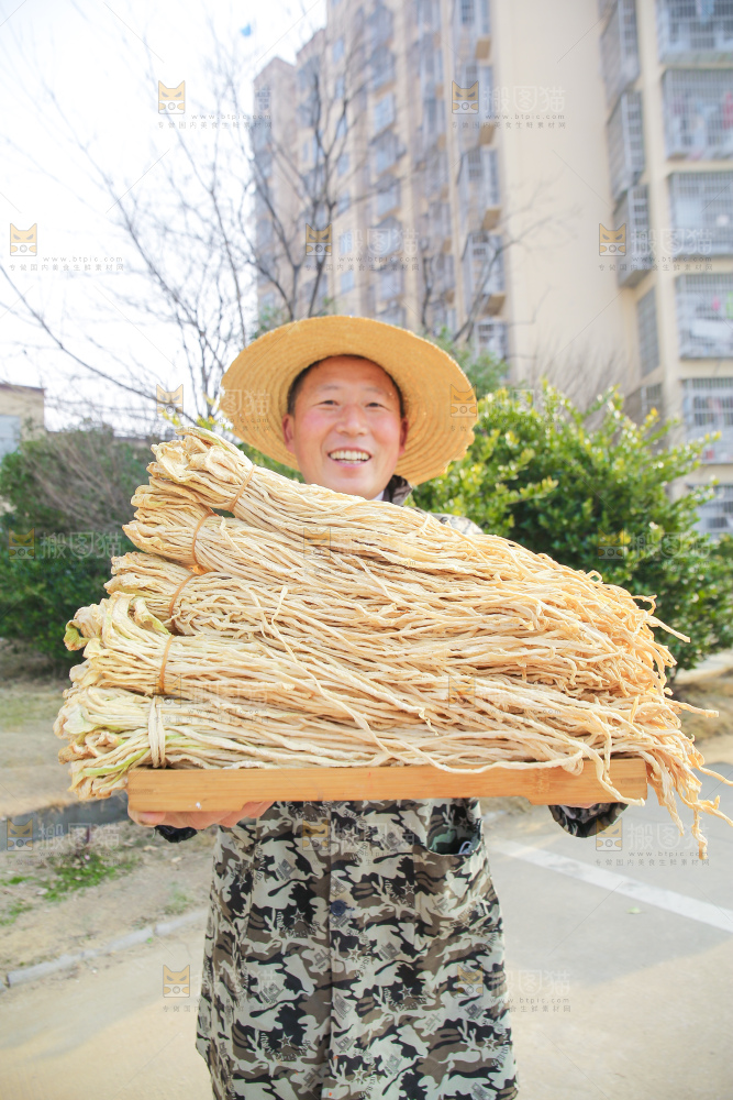 手里拿着干萝卜条