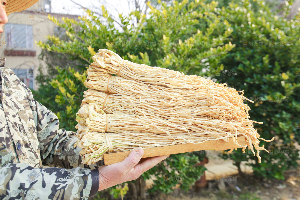 手里拿着干萝卜条
