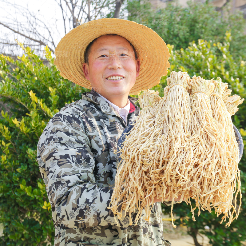 手里拿着干萝卜条
