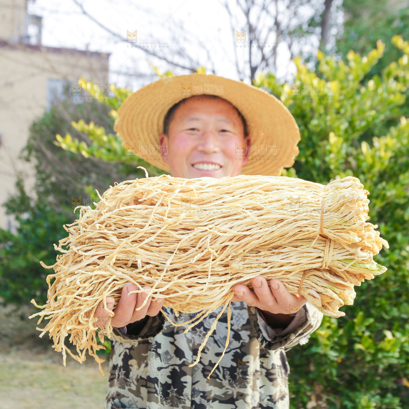 手里拿着干萝卜条