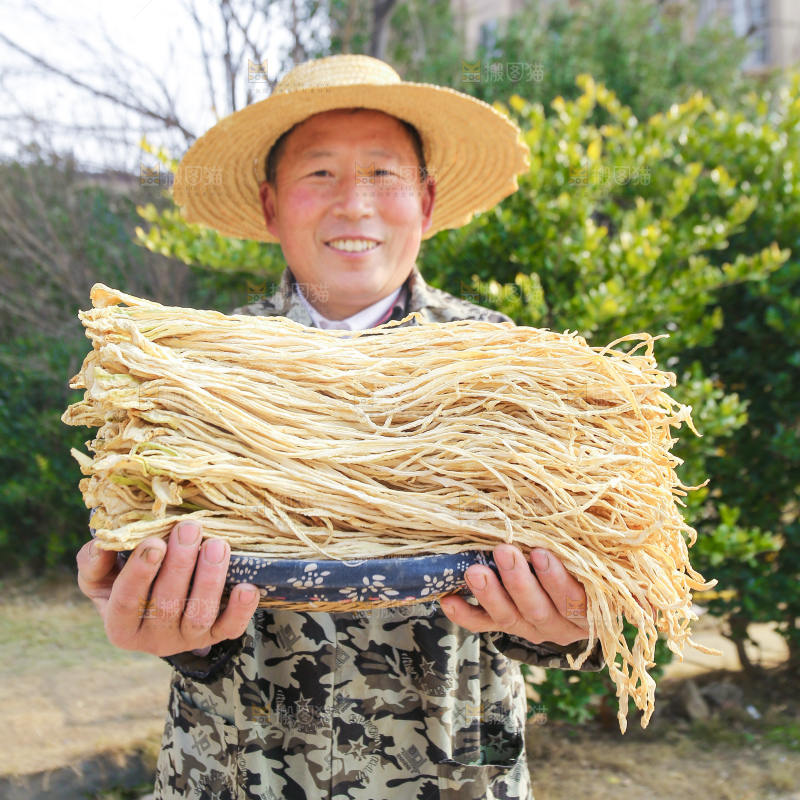 手里拿着干萝卜条