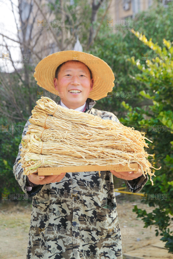 手里拿着干萝卜条
