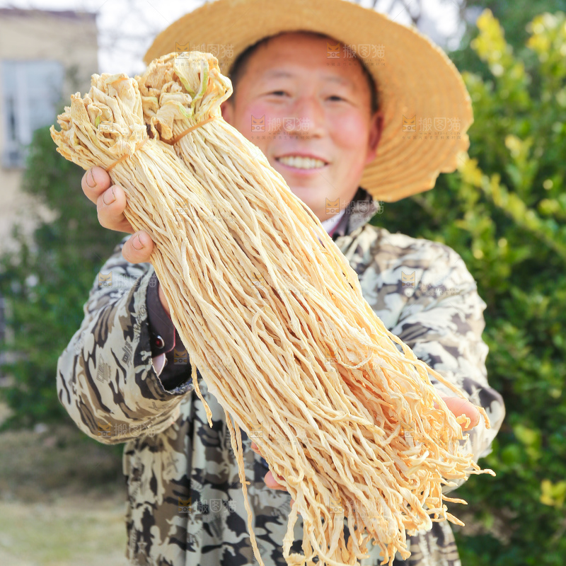 手里拿着干萝卜条