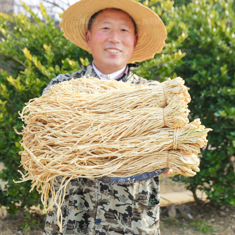 手里拿着干萝卜条