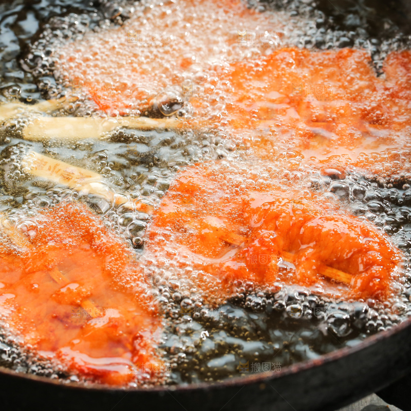 锅里炸着里脊肉串