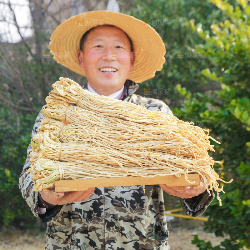 手里拿着干萝卜条