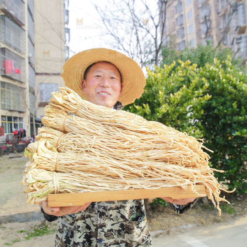 手里拿着干萝卜条