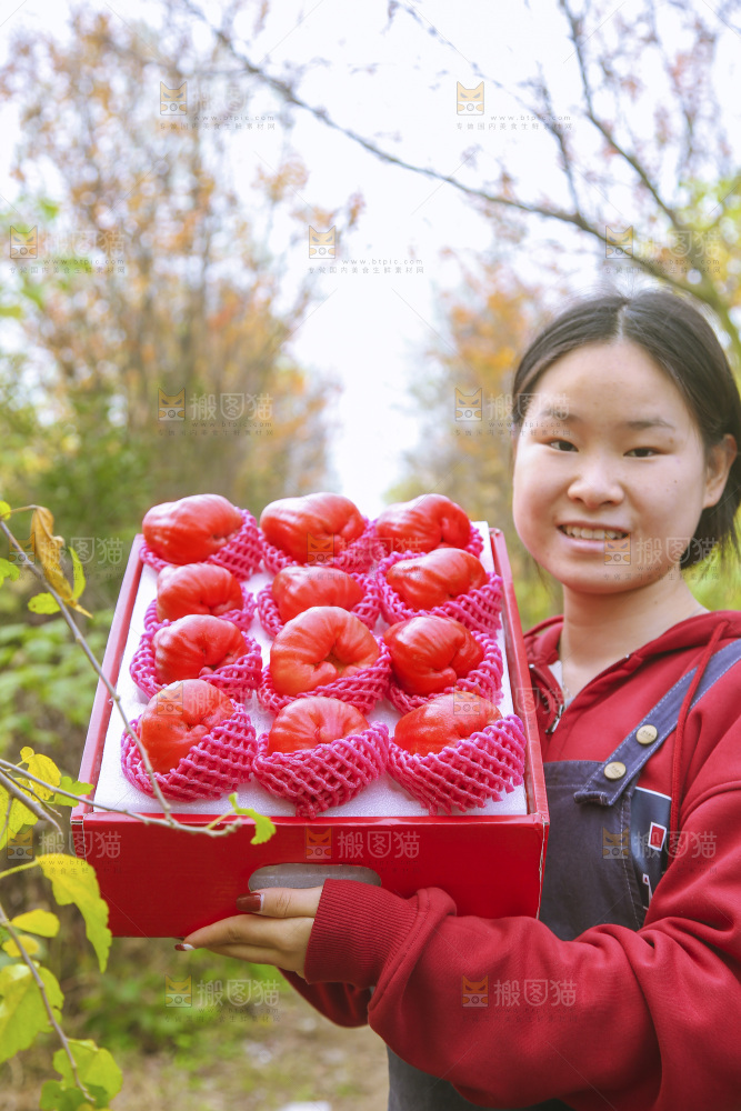 手里拿着莲雾