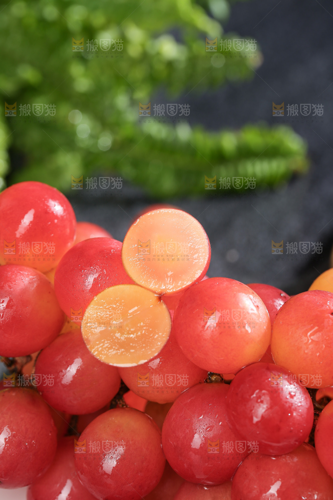 深底上的妮娜皇后葡萄