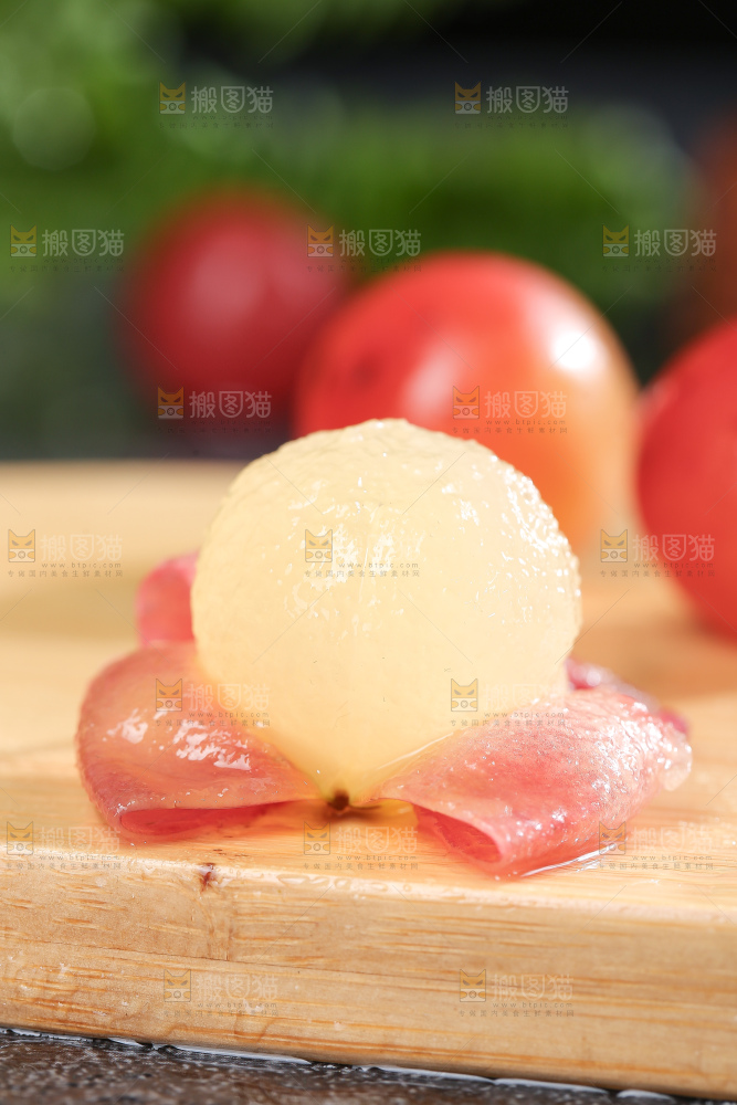 深底上的妮娜皇后葡萄