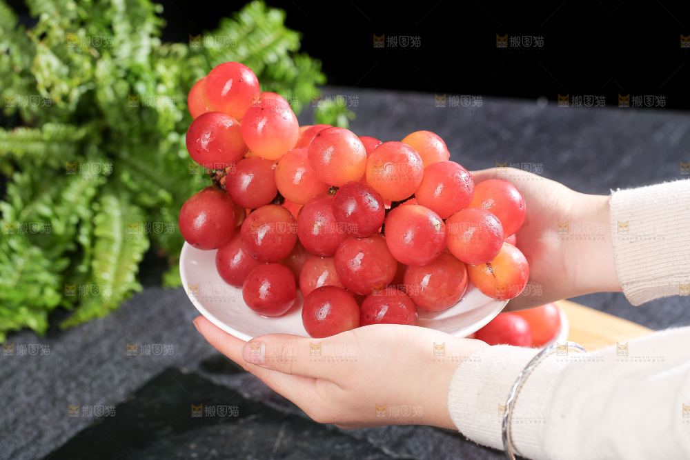 深底上的妮娜皇后葡萄