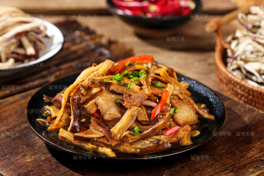 盘子里的茄子干炒腊肉