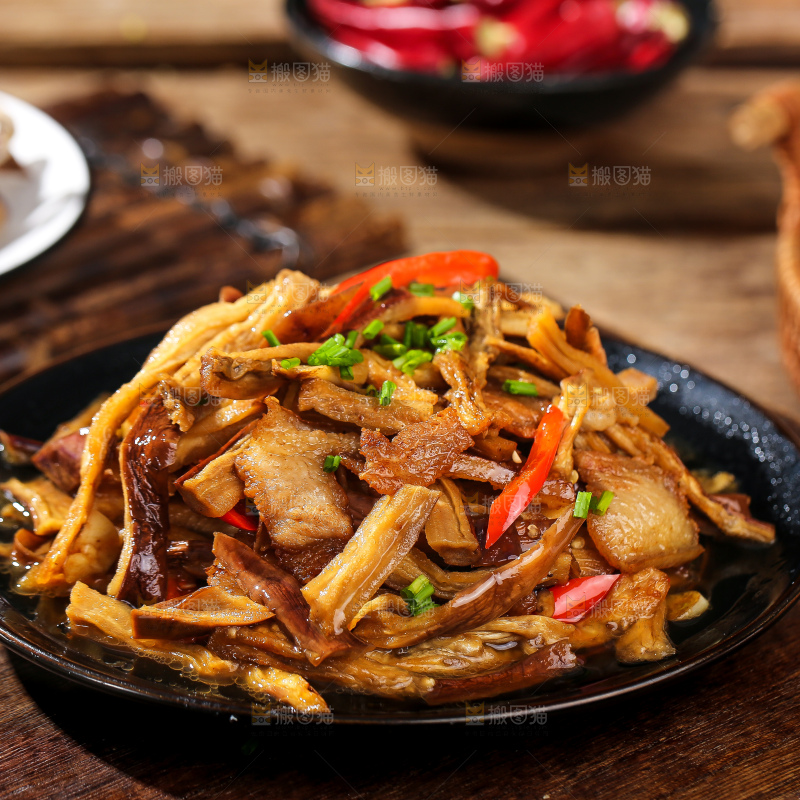 盘子里的茄子干炒腊肉