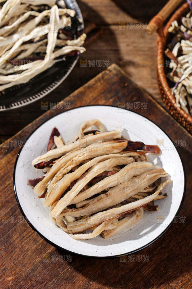 木底上的茄子干