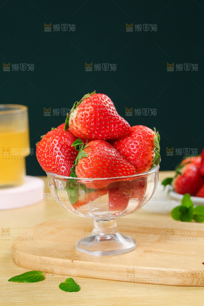 浅底上的丹东草莓