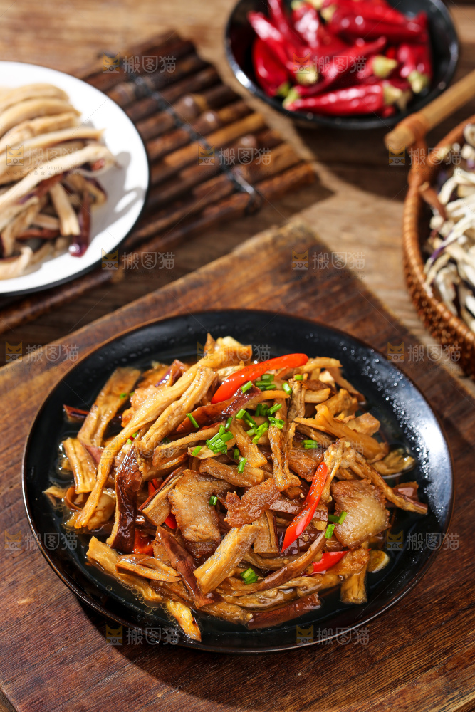 盘子里的茄子干炒腊肉