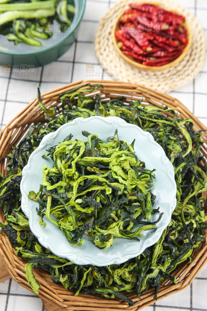 浅底上的干黄瓜条