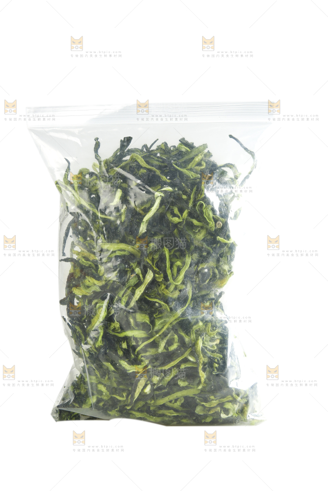 白底上的干黄瓜条
