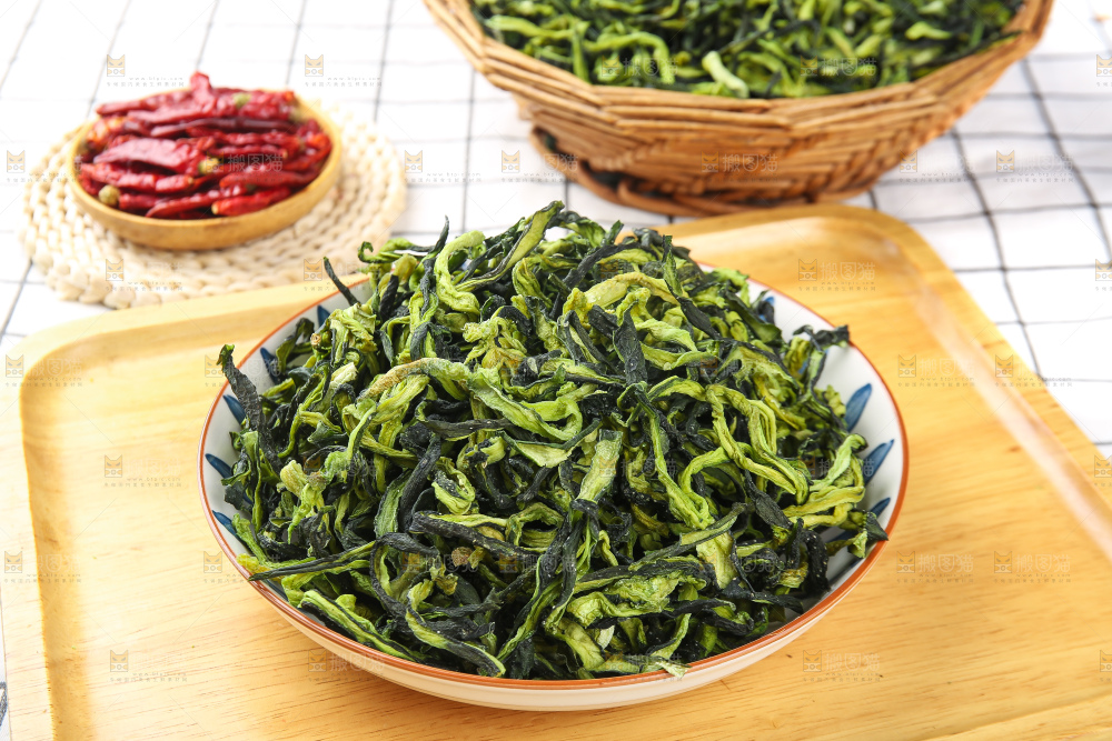 浅底上的干黄瓜条