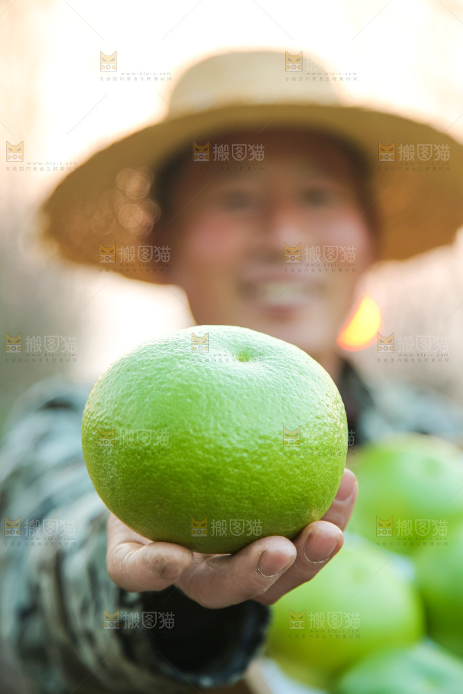 手里拿着青皮葡萄柚