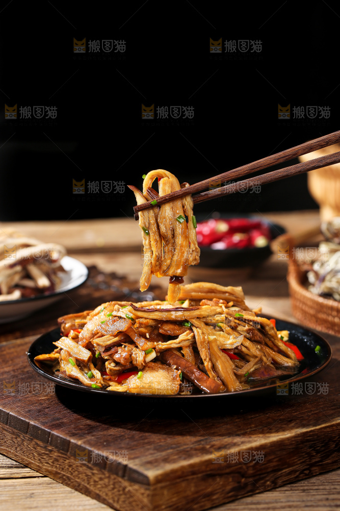 盘子里的茄子干炒腊肉