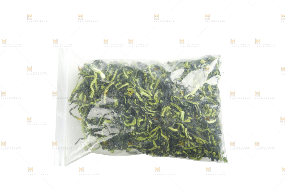 白底上的干黄瓜条