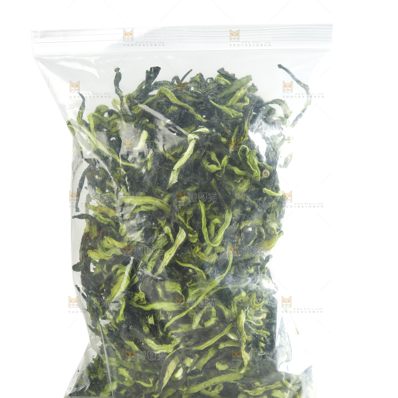 白底上的干黄瓜条