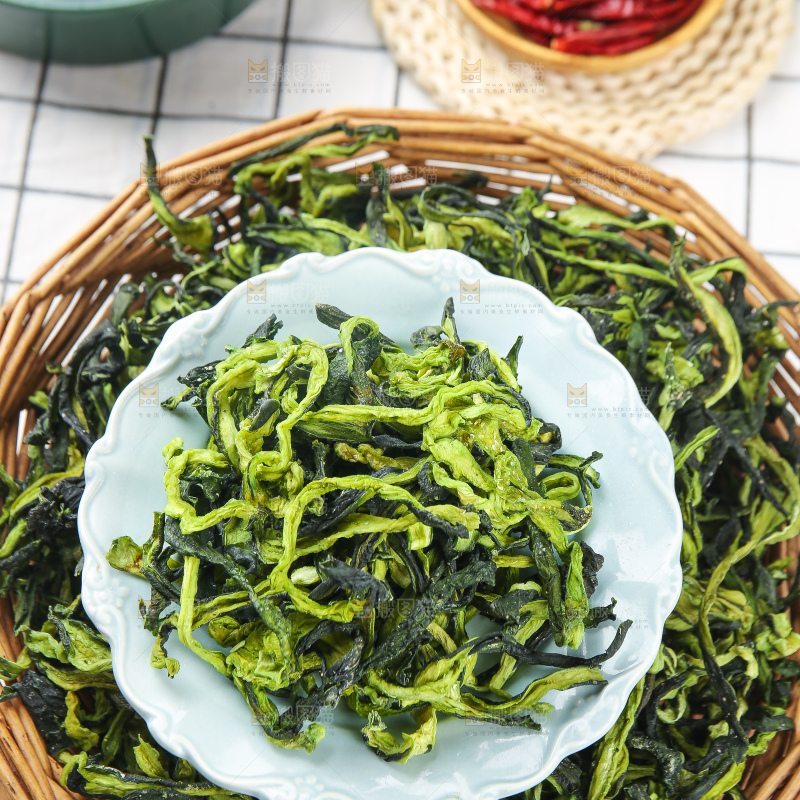 浅底上的干黄瓜条