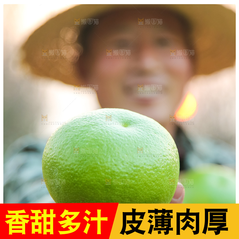 手里拿着青皮葡萄柚