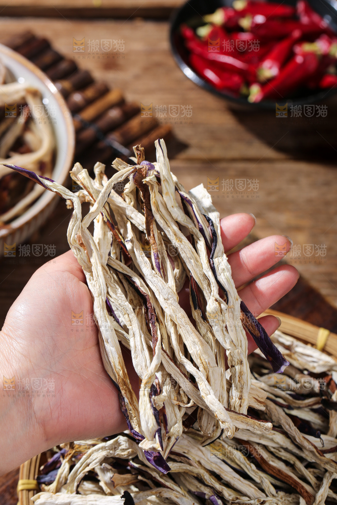 木底上的茄子干