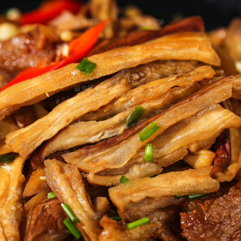 盘子里的茄子干炒腊肉