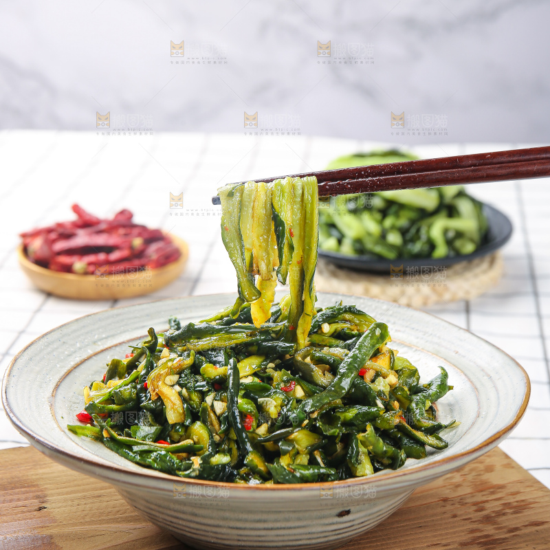 浅底上的干黄瓜条