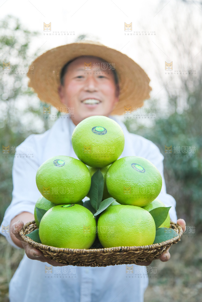 手里拿着青皮葡萄柚