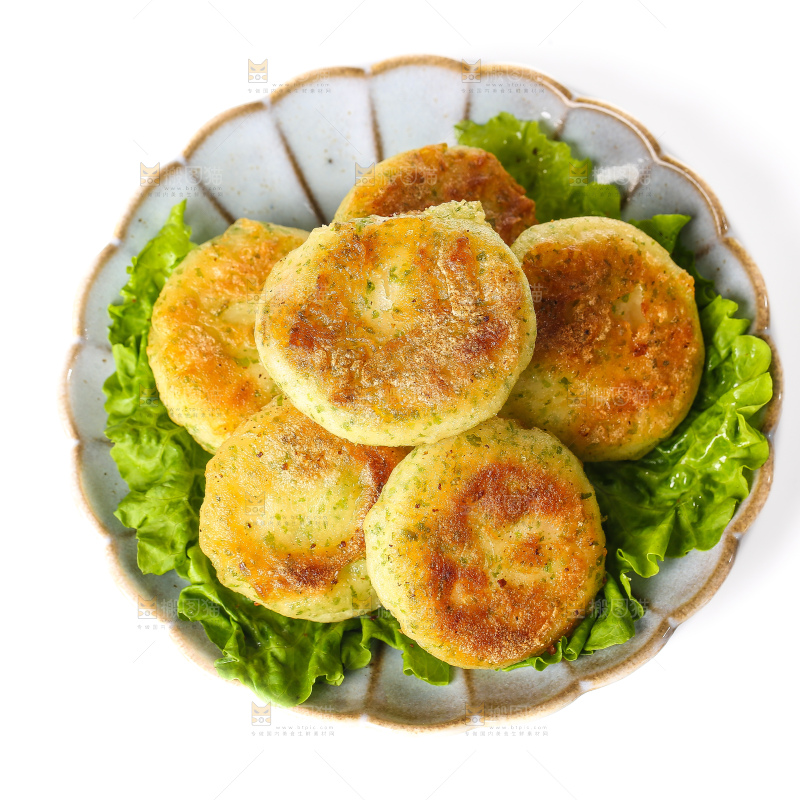 白底上的鳕鱼鲜虾饼