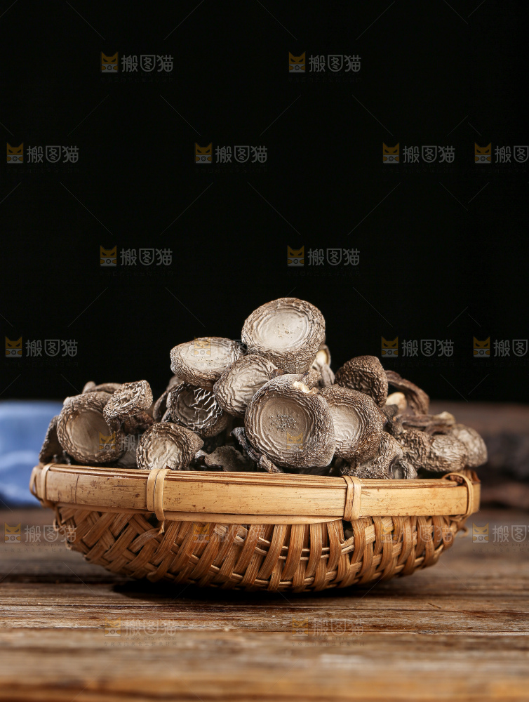 深底上的鹿茸菇