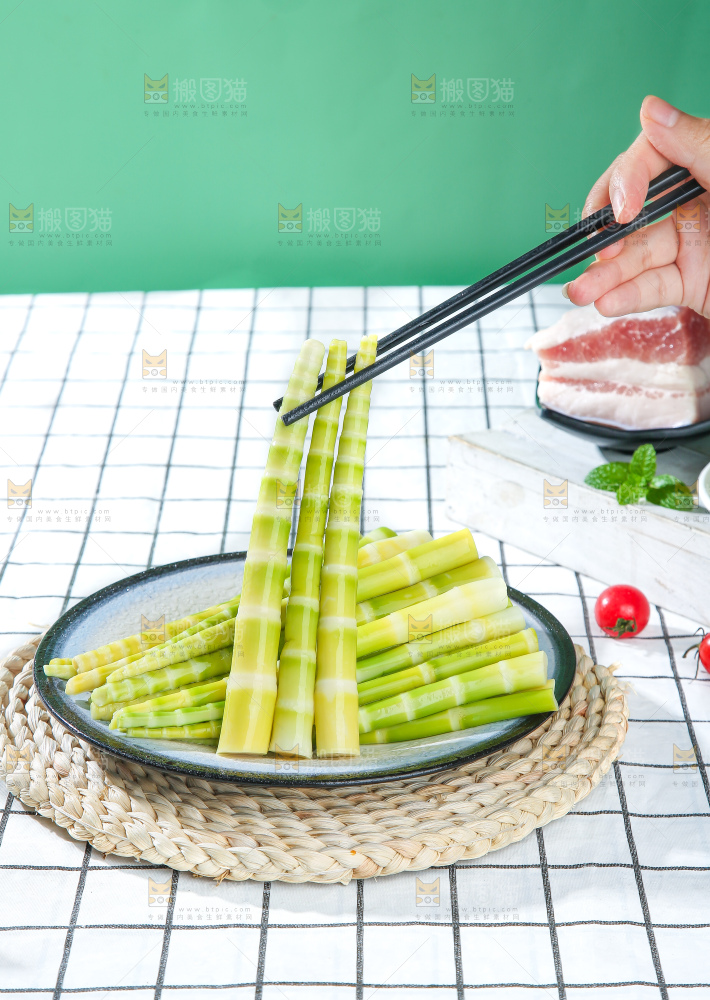 浅底上的笋尖