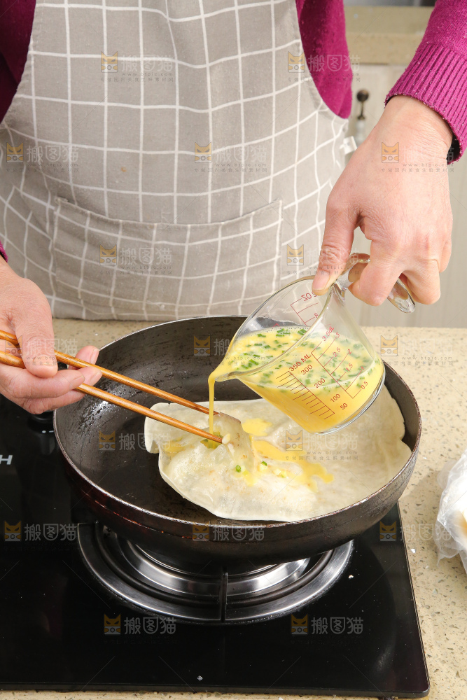 锅里的鸡蛋灌饼