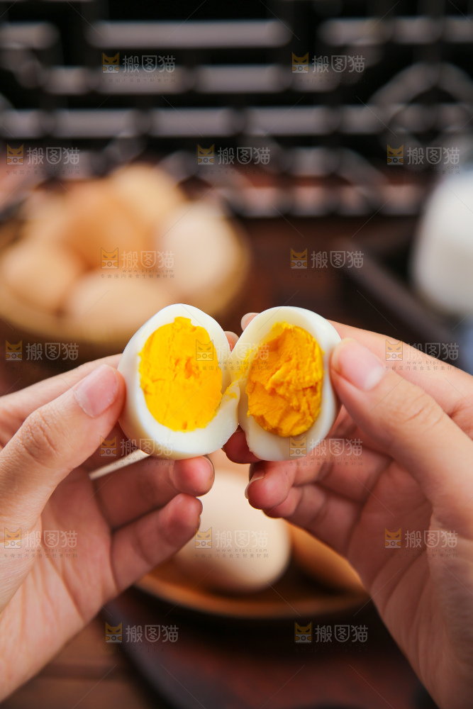 深底上的煮鸡蛋