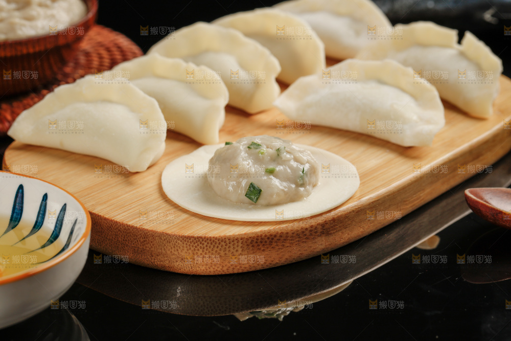 深底上的鲅鱼馅饺子