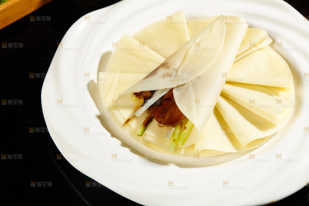 深底上的烤鸭卷饼