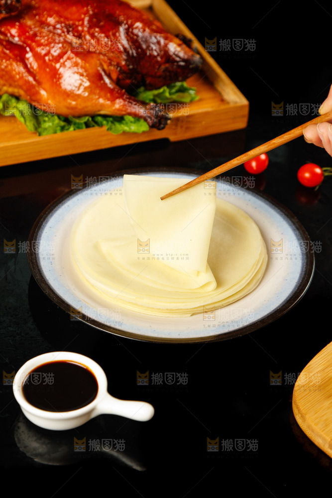 深底上的烤鸭卷饼