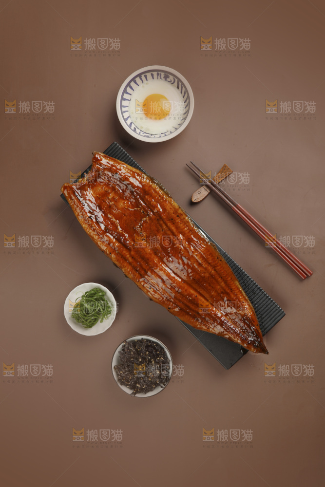 深底上的照烧鳗鱼