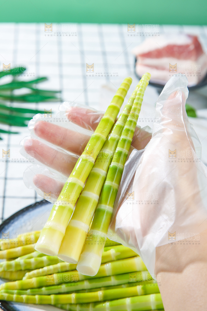 浅底上的笋尖