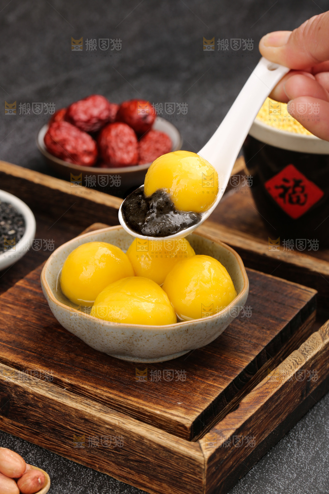 深底上的大黄米汤圆