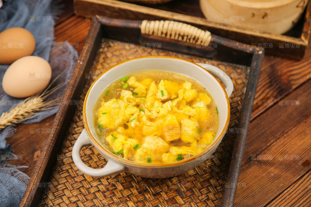 深底上的鸡蛋汤