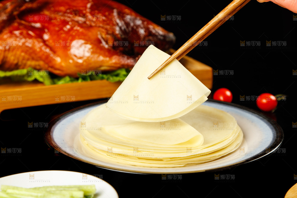 深底上的烤鸭卷饼