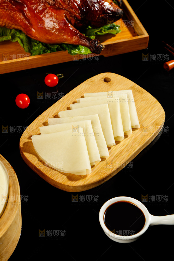 深底上的烤鸭卷饼