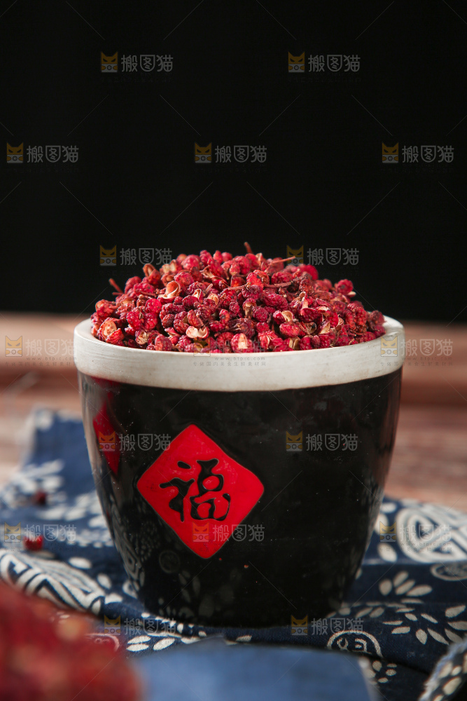 木底上的干红花椒