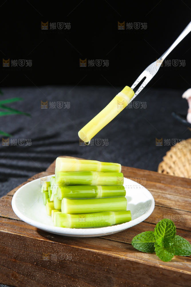 深底上的泡笋尖
