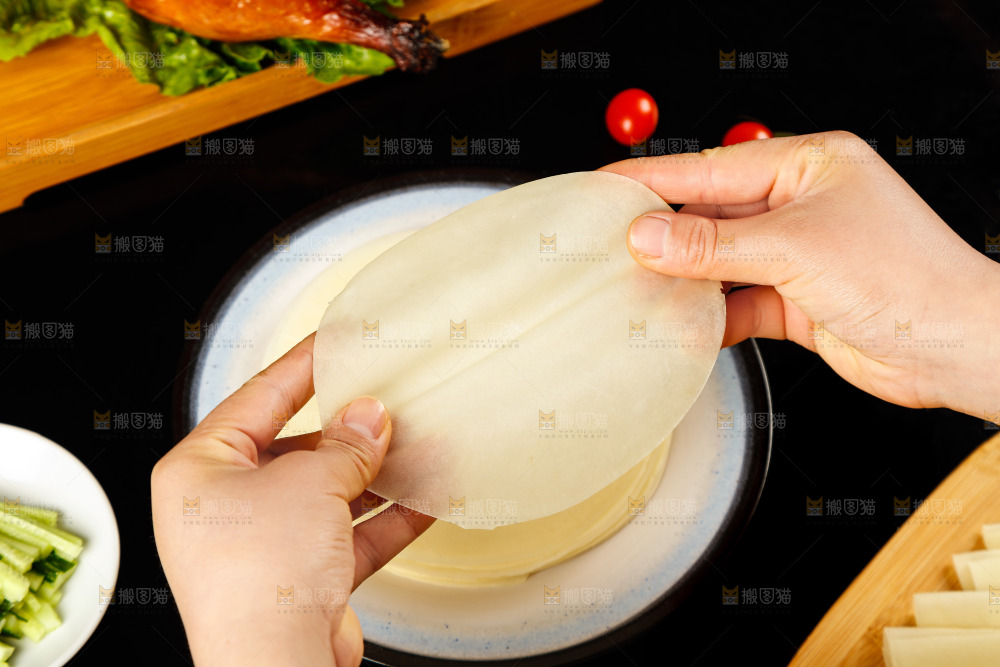 深底上的烤鸭卷饼